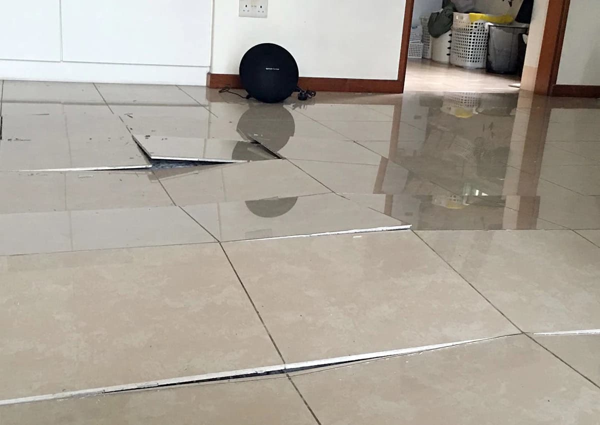 Penyebab Keramik Lantai Rumah Terangkat dan Pecah Akibat Tanah Memuai